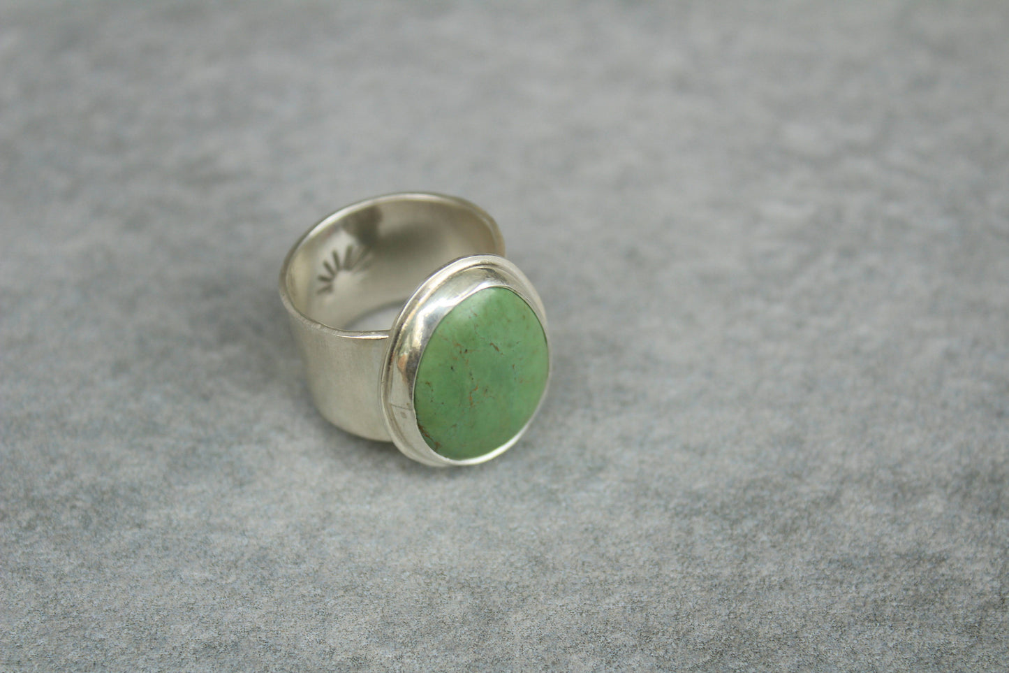 Wide band ring (green)