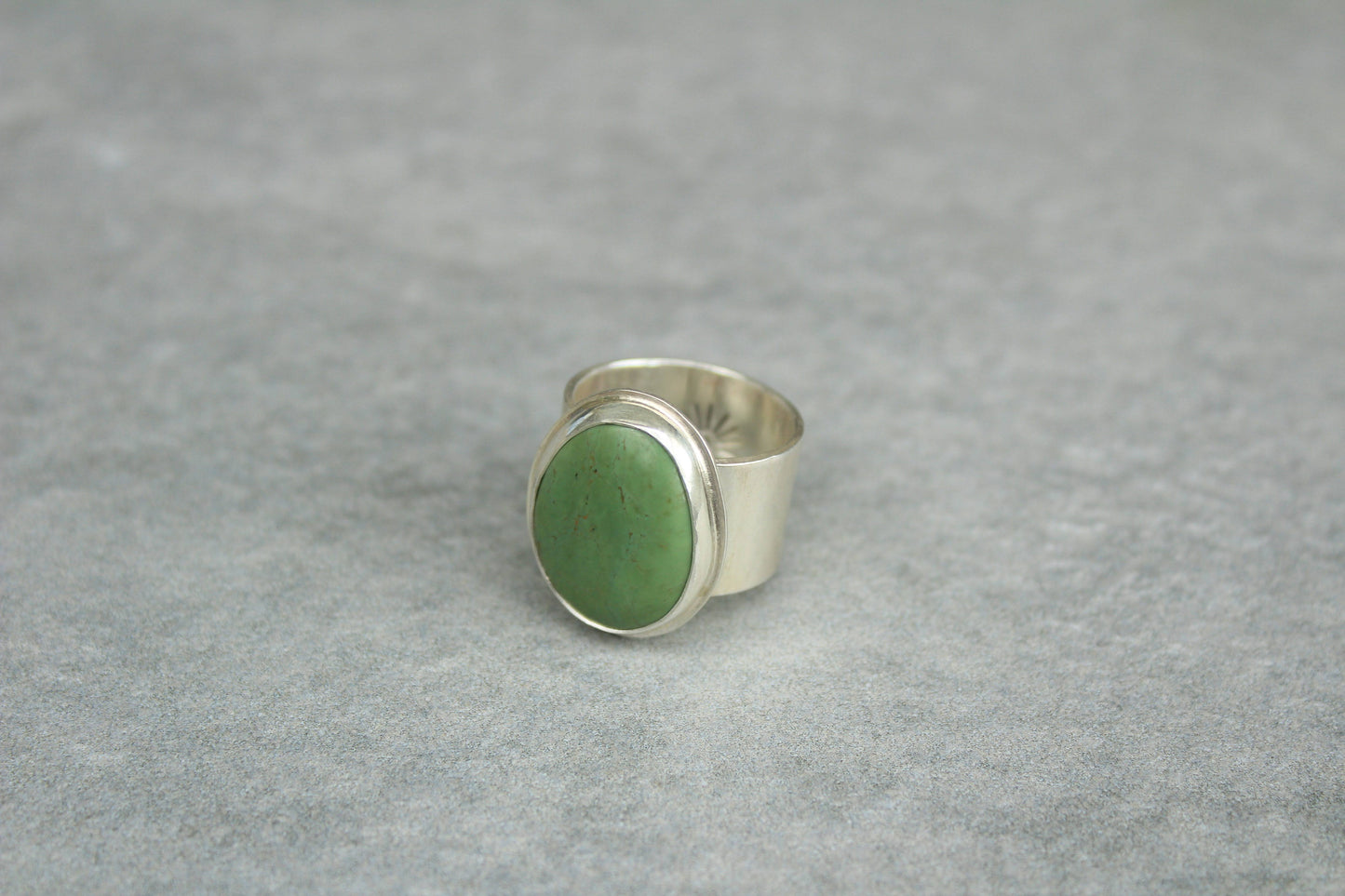 Wide band ring (green)