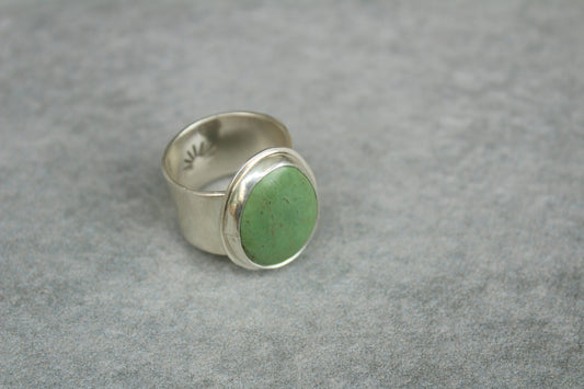Wide band ring (green)